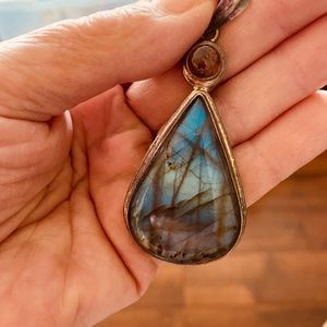 Color-changing pendant